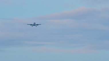 Tanımlanamayan bir üniforması olan jet yolcu uçağı iniş yapmak üzere.