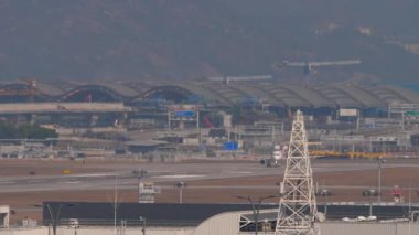 Düşük ihtimal, Chek Kap Kok havaalanının pistinde tanınmayan bir üniforması olan yolcu uçağı. Seyahat kavramı