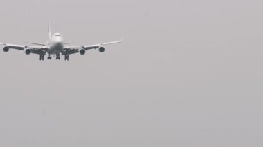 Dört motorlu büyük bir kargo uçağı inişe geçiyor. Hava taşımacılığı kavramı