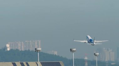 Tanımlanamayan havalanan yolcu jetlerinin dikiz manzarası. Seyahat kavramı