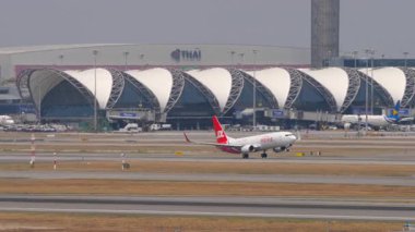 BANGKOK, THAILAND - 16 Mart 2025: JDL Airlines, Boeing 737, B-221L Bangkok havaalanından kalkıyor. Seyahat kavramı