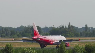 ALMATY, KAZAKHSTAN - 25 Haziran 2024: Airbus A319, Rossiya, RA-73206 iniş, fren ve spoiler sonrası yavaşlama. Seyahat kavramı