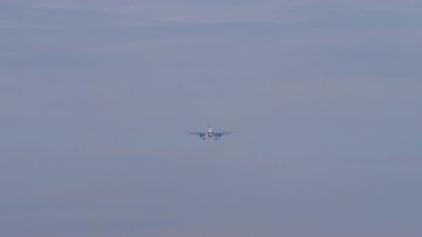 İniş sırasında alçaktan uçan kimliği belirsiz bir uçak yakalandı. Havacılık, küresel seyahat ve keşif kavramı