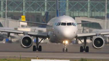 ALMATY, KAZAKHSTAN - 27 Haziran 2024: Sivil uçak Airbus A321, Air Astana 'dan EI-KDA Almaty Havaalanı' nda taksicilik yapıyor. Seyahat kavramı