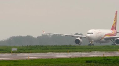 ALMATY, KAZAKHSTAN - 12 Mayıs 2024: Hong Kong Hava Kargo Airbus A330 Almaty havaalanında taksicilik. Hava taşımacılığı kavramı