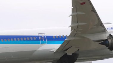 KUALA LUMPUR, MALAYSIA - 13 Ocak 2025: Boeing 787-9 Dreamliner, JA924A of All Nippon Airways kalkış ve iniş takımları kapanıyor, orta görüş, yan görüş. Seyahat kavramı