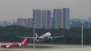 KUALA LUMPUR, MALAYSIA - 13 Ocak 2025: Malezya Havayolları Airbus A350 uçağı Kuala Lumpur Havalimanı 'ndan havalanıyor. Modern geniş gövdeli uçak kalkışı. Havacılık, seyahat kavramı