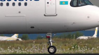 ALMATY, KAZAKHSTAN - 27 Haziran 2024: Airbus A321, Almaty Uluslararası Havalimanı 'ndan kalkmak için Air Astana' nın EI-KGK hızlanması. Seyahat kavramı