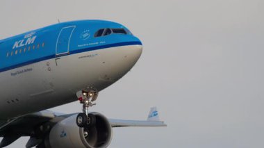 AMSTERDAM, NETHERLANDS - 25 Temmuz 2017: Schiphol, Amsterdam 'a inen KLM Airlines uçağı vuruldu. Uçak geliyor, yan görüş. Tarvel konsepti