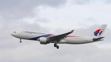 KUALA LUMPUR, MALAYSIA - 12 Ocak 2025: Malezya Havayolları Airbus A330, 9 M-MTI Kuala Lumpur Havalimanı. Uçak uçuşu, yan görüş. Seyahat kavramı