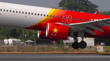 PHUKET, THAILAND - 14 Şubat 2025: Vietnam Jet uçağı kalkış, yan görüş. Yolcu uçağı kalkıyor. Seyahat kavramı