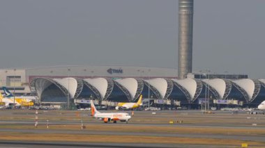 BANGKOK, THAILAND - 16 Mart 2025: Boeing 737 MAX, Air India Express 'ten VT-BXZ Bangkok havaalanından kalkmadan önce hızlandı. Yolcu uçağı kalkıyor. Seyahat kavramı