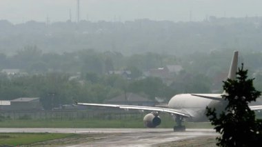 ALMATY, KAZAKHSTAN - 13 Mayıs 2024: Airbus A330, Macar Hava Taşımacılığı HA-LHU, Almaty havaalanında taksicilik, yan görüş. Havaalanındaki uçak.