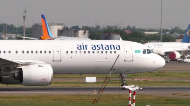 ALMATY, KAZAKHSTAN - 25 Haziran 2024: Airbus 321neo, Air Astana havaalanından kalkan EI-KDD. Uçak pistte, yan görüş. Uçak kalkıyor. Seyahat kavramı