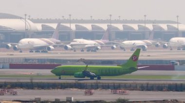 BANGKOK, THAILAND - 01 Mart 2023: Airplane Boeing 737, RA-73668 S7 Airlines, Suvarnabhumi havaalanına iniş ve frenleme. Uçak geliyor. Beneklenme