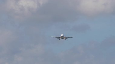 İniş yapmadan önce tanınmayan bir üniformayla bir jet uçağının düşme ihtimali çok düşük.