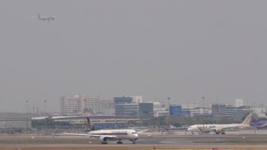 BANGKOK, THAILAND - 17 Mart 2025: Singapur Airlines Airbus A350, Suvarnabhumi havaalanından havalanır. Uçak kalkıyor. Seyahat kavramı
