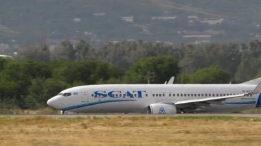 ALMATY, KAZAKHSTAN - 24 Haziran 2024: SCAT Airlines uçağı Boeing 737 Almaty Havaalanı, yan görüş. Uçak kalkıyor. Seyahat kavramı