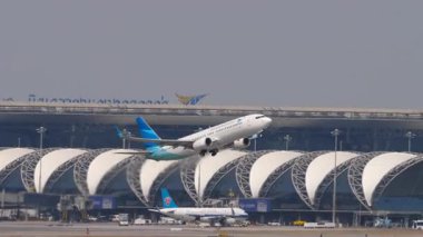 BANGKOK, THAILAND - 16 Mart 2025: Garuda Endonezya, Boeing 737, PK-GMW Bangkok havaalanından kalkıyor. Seyahat kavramı