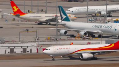 HONG KONG - 28 Ocak 2025: Airbus A330, Hong Kong Hava Taşımacılığı B-LNY Chek Kap Kok havaalanında taksicilik, yan görüş. Seyahat kavramı