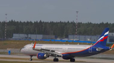 MOSCOW, Rusya Federasyonu - 31 Temmuz 2021 Airbus A321, Aeroflot 'tan VP-BKJ, Sheremetyevo havaalanına indikten sonra fren yapıyor, yan görüş. Spoiler verin. Seyahat kavramı