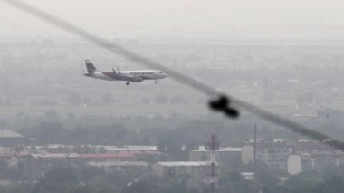 ALMATY, KAZAKHSTAN - 26 Haziran 2024: Almaty havaalanına Arystan Airbus A320 uçağı iniyor. Uçak geliyor. Seyahat kavramı