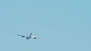 Yolcu uçağı kalkıyor, dikiz aynasından. Gökyüzünde bir uçak, uzak ihtimal. Uçak kalkıyor.