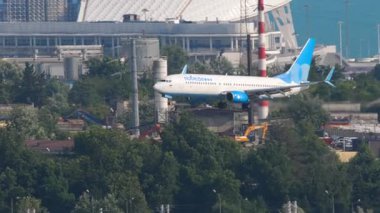 SOCHI, Rusya - 02 Ağustos 2022: Pobeda 'dan Boeing 737 iniyor. Yolcu uçağı geliyor, yan görüş. Seyahat kavramı