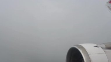 Motorlu ve kanatlı birinci şahıs uçak kalkışı penceresinden görülüyor. Seyahat kavramı