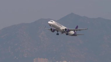 HONG KONG - 29 Ocak 2025 HK ekspres Airbus A321, Hong Kong 'daki Chek Kap Kok havaalanından kalkıyor. Uçak kalkıyor. İniş takımlarını geri çekiyorum. Seyahat kavramı