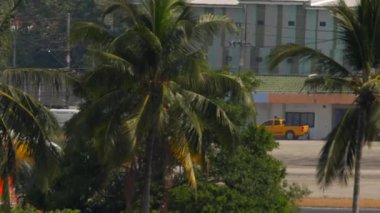 PHUKET, THAILAND - Mart 03, 2025: Ticari uçak Boeing 737, Nok Air 'den HS-DBX Phuket havaalanında taksicilik. Seyahat kavramı
