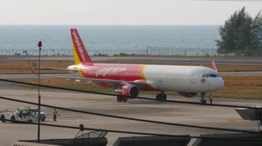 PHUKET, THAILAND - 07 Mart 2025: VietJet Air Airbus A321, HS-VKJ Phuket Havaalanı. Seyahat konsepti. Havaalanı ve deniz arka planı