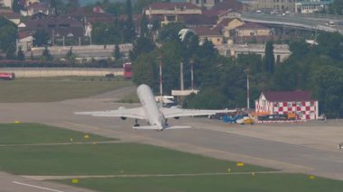 SOCHI, RUSSIA - 01 AĞUSTOS 2022: Rusya Özel Hava Filosu, Soçi havaalanından havalanıyor. Uçak denizin üzerinde irtifa kazanıyor.