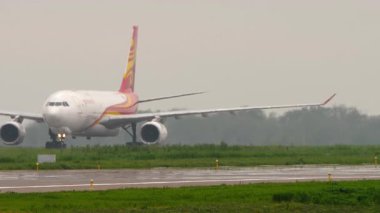 ALMATY, KAZAKHSTAN - 12 Mayıs 2024: havaalanında kargo uçağı. Uçak gemisi A330, Hong Kong Hava Taşımacılığı B-LNX Almaty Havaalanı 'nda taksicilik yapıyor.