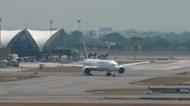 BANGKOK, THAILAND - 16 Mart 2025: Yolcu uçağı Boeing 777 Air France Suvarnabhumi havaalanındaki piste iniyor. Seyahat kavramı