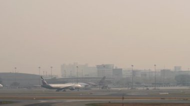 BANGKOK, THAILAND - 17 Mart 2025: Aeroflot - Rus Havayolları Boeing 777, RA-73144 Suvarnabhumi havaalanında taksicilik. Seyahat kavramı