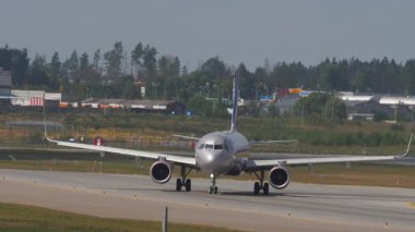 MOSCOW, Rusya Federasyonu - 31 Temmuz 2021 Airbus A321, Aeroflot 'tan VP-BKJ Sheremetyevo havaalanında taksicilik yapıyor. Havaalanında bir uçak var. Seyahat kavramı