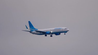 SOCHI, Rusya Federasyonu - 20 Kasım 2020: Pobeda Havayolları 'ndan Boeing 737, yan görüş. Turizm ve seyahat kavramı