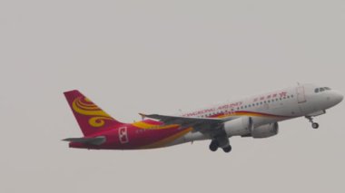 HONG KONG - 26 Ocak 2025: Airbus A320, Hong Kong Havayolları B-LPE Chek Kap Kok havaalanından havalanıyor. Uçak kalkıyor. Seyahat konsepti. Beneklenme