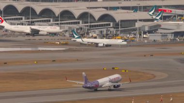 HONG KONG - 28 Ocak 2025: HK ekspres yolcu uçağı Airbus A321 Chek Kap Kok havaalanından havalanıyor, yan görüş. Uçak kalkıyor. Gözetleme. Seyahat kavramı
