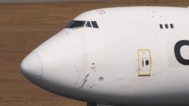 HONG KONG - 29 Ocak 2025: yakın çekim, Pusula Air Boeing 747, LZ-CJA taksicilik Chek Kap Kok havaalanında. Kargo jumbo jeti takside.
