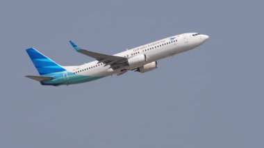 BANGKOK, THAILAND - 16 Mart 2025: Sivil jet Garuda Endonezya, Boeing 737, PK-GMW Bangkok havaalanından havalanıyor. Seyahat kavramı