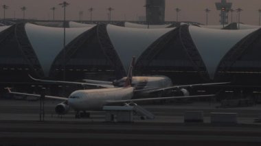 BANGKOK, THAILAND - 15 Mart 2025: Gündoğumunda ticari uçak Airbus A330 Türk Havayolları. Önlüklü uçak. Trafik vardı. Seyahat kavramı