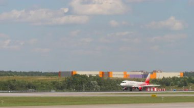 MOSCOW, Rusya Federasyonu - 31 Temmuz 2021: Plane Sukhoi Superjet 100, RA-89116 Rossiya inişi, yan görüş. Yolcu uçağı pistte. Avia trafiği. Seyahat kavramı