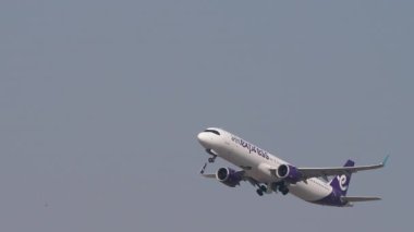 HONG KONG - 29 Ocak 2025: HK ekspres Airbus A321, Hong Kong 'daki Chek Kap Kok havaalanından kalkıyor. Uçak kalkıyor. İniş takımları geri çekiliyor