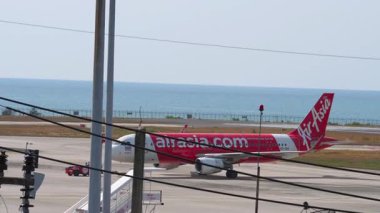 PHUKET, THAILAND - 07 Mart 2025: Çekici Airbus A320, Tayland Havaalanı HS-CBA Phuket Havaalanı pistine. Seyahat konsepti. Beneklenme