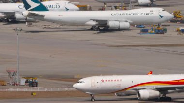 HONG KONG - 28 HAZİRAN 2025: Airbus A330, B-LNY Hong Kong Havaalanı, Chek Kap Kok Havaalanı, yan görüş