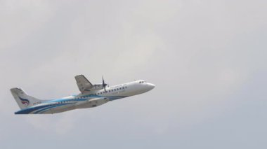 PHUKET, THAILAND - Mart 03, 2025: Bangkok Havayolları ATR 72-600, HS-PZA Phuket havaalanından kalkıyor. Seyahat kavramı