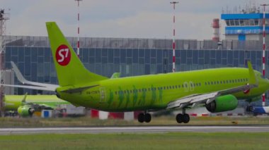 NOVOSIBIRSK, Rusya Federasyonu - 15 Temmuz 2022: S7 Airlines 'ın Boeing 737' si Tolmachevo Havaalanına indi. Uçak yaklaşıyor.