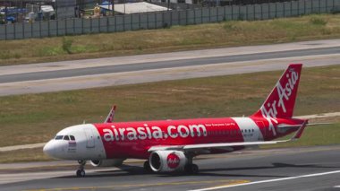 PHUKET, THAILAND - 12 Mart 2025: Airbus A320, Tayland Havaalanı HS-CBF Phuket havaalanında taksicilik. Yolcu uçağı geliyor. Seyahat kavramı